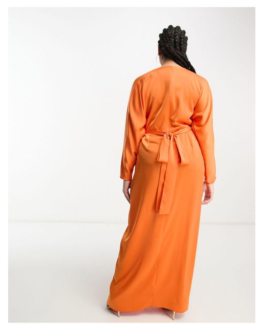 Asos design curve - exclusivité - robe longue en satin à manches chauve-souris et taille croisée - vif ASOS en coloris Orange