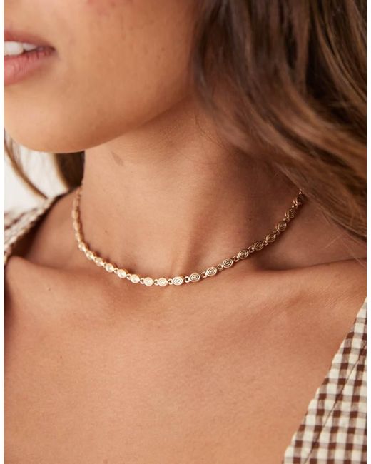 Collana Corta Con Mini Conchiglie di ASOS in Brown