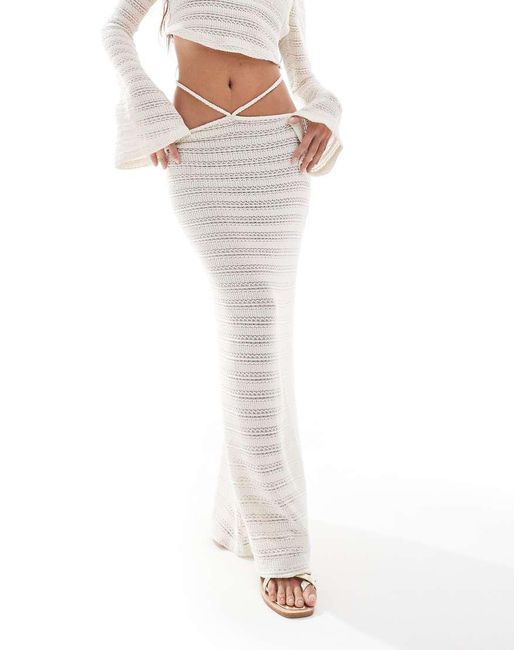 Falda Midi Blanco Con Lazada En La Cintura Y Patrón Lineal Texturizado De (Parte De Un Conjunto) ASOS de color White