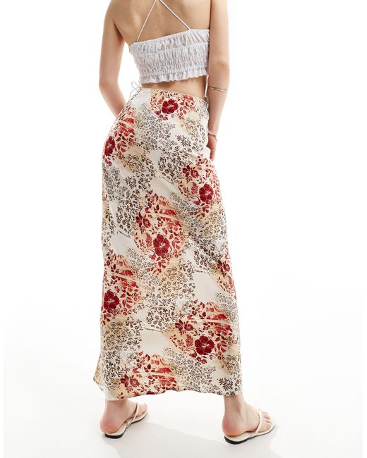 Jupe longue coupée en biais à imprimé patchwork avec bords à picots Miss Selfridge en coloris White