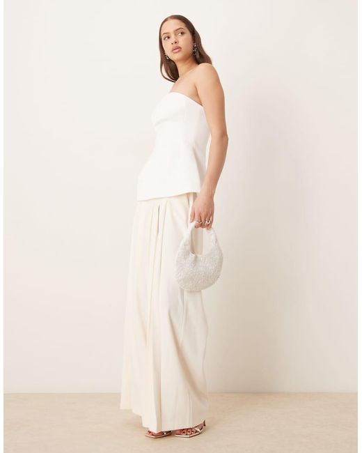 Top Estructurado Con Escote Palabra De Honor Y Sobrefalda En El Bajo De Satén Premium De ASOS de color White