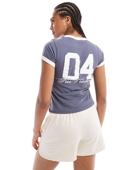 T-shirt ristretta con grafica sportiva di Pull&Bear in Blue