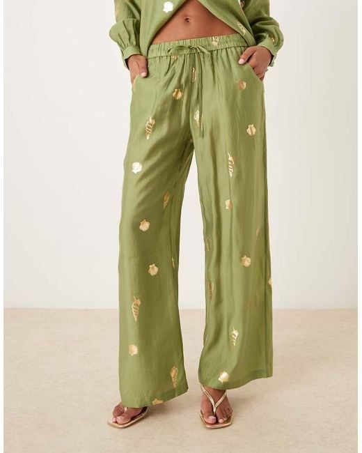 Pantalones Caquis De Pernera Ancha Con Conchas Doradas De (Parte De Un Conjunto)-Verde Never Fully Dressed de color Green