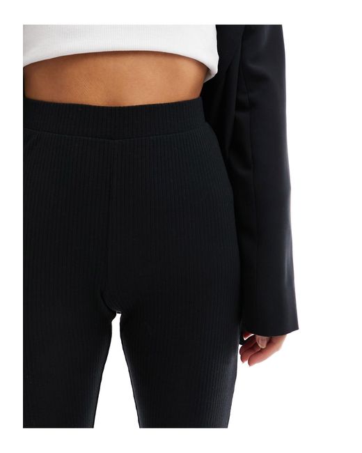 Asos design petite - pantalon évasé côtelé à ourlet ondulé ASOS en coloris Black