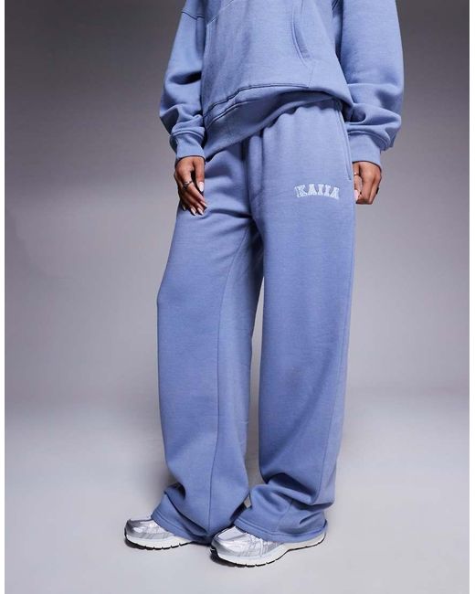 Joggers Claro De Pernera Ancha Con Logo Bordado De (Parte De Un Conjunto) Kaiia de color Blue