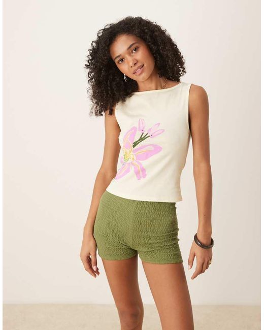 Top Amarillo Pastel Sin Mangas Con Cuello Barco Y Estampado Gráfico De Flor Rosa De ASOS de color Green