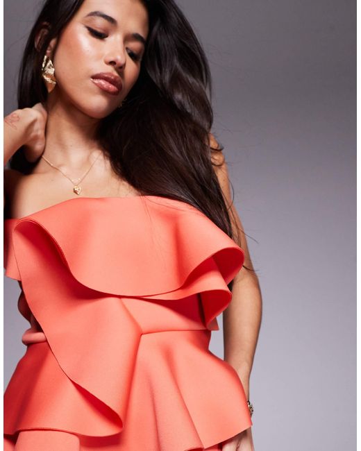 Robe bandeau mi-longue en imitation néoprène à volants superposés - corail ASOS en coloris Red