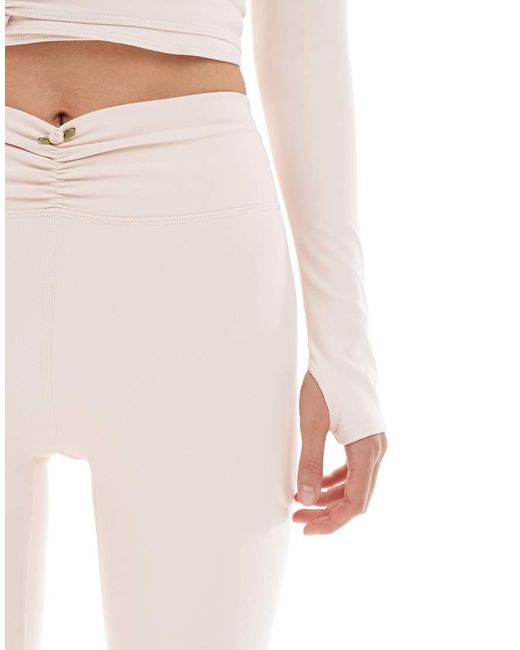 WeWoreWhat White Active Ruched V-front leggings
