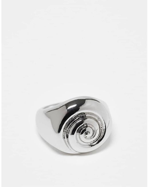 Anello Spesso Con Conchiglia di ASOS in White