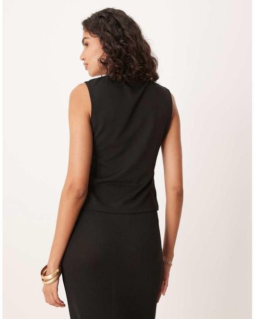 Top Senza Maniche Con Scollo A V E Bottoni di ASOS in Black