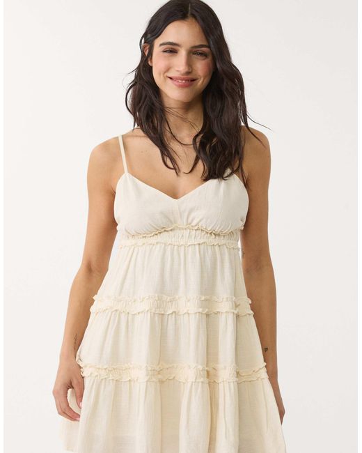 Robe étagée à bretelles et volants - écru Stradivarius en coloris Natural