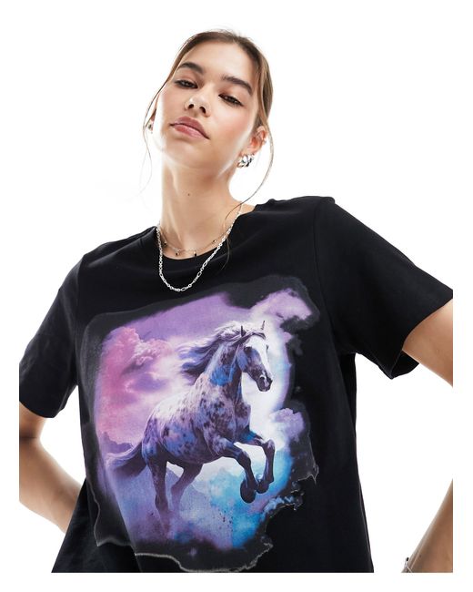 T-shirt a maniche corte nera con stampa di cavallo selvaggio sul davanti di Monki in Blue