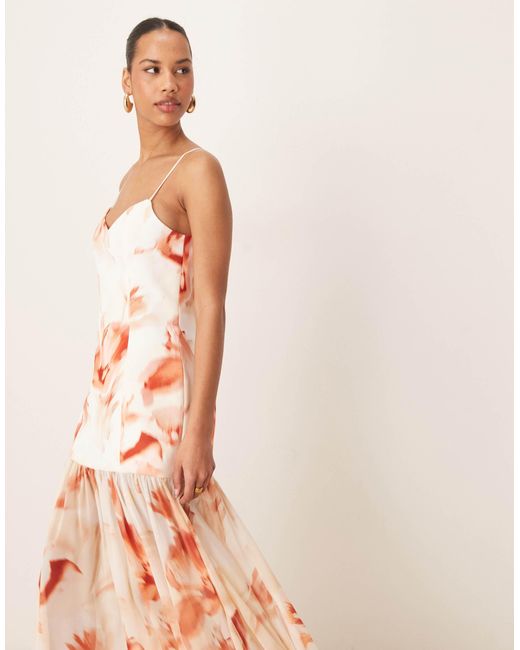 Robe longue transparente à ourlet tombant et imprimé fleuri - abricot Forever New en coloris Pink