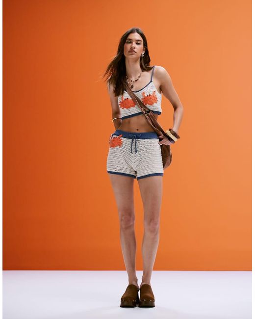 Crop Top Effetto Uncinetto Con Applicazione A Forma Di Granchio di ASOS in Orange