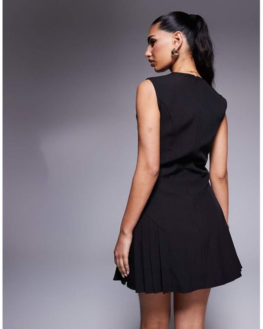 Vestido De Sastre Corto Sin Mangas Con Botones Delanteros Y Bajo Plisado Exclusivo De Kaiia de color Black