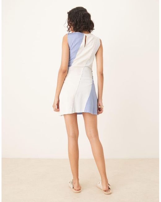 ASOS Mini A-Lijn Jurk Met Denim Look, Gerafelde Zoom En Contrasterend Paneel in het White
