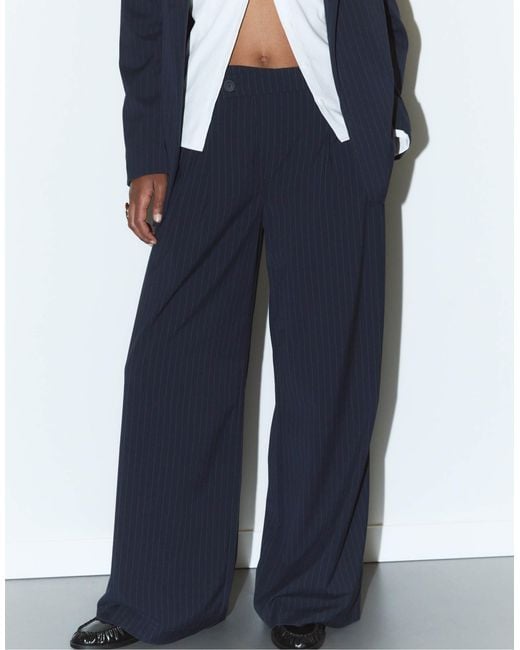 Pantalon habillé coupe décontractée à rayures et taille croisée Stradivarius en coloris Blue