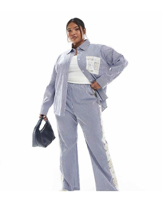 Pantalones A Rayas Azules Y Blancas De Pernera Ancha Con Panel Lateral De Croché Exclusivos De Plus (Parte De Un Conjunto) Renee Studio de color Blue