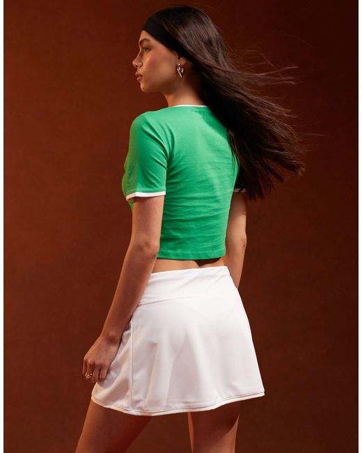 Sport core - t-shirt crop top à bords contrastants avec imprimé tennis club - et blanc Pieces en coloris Green