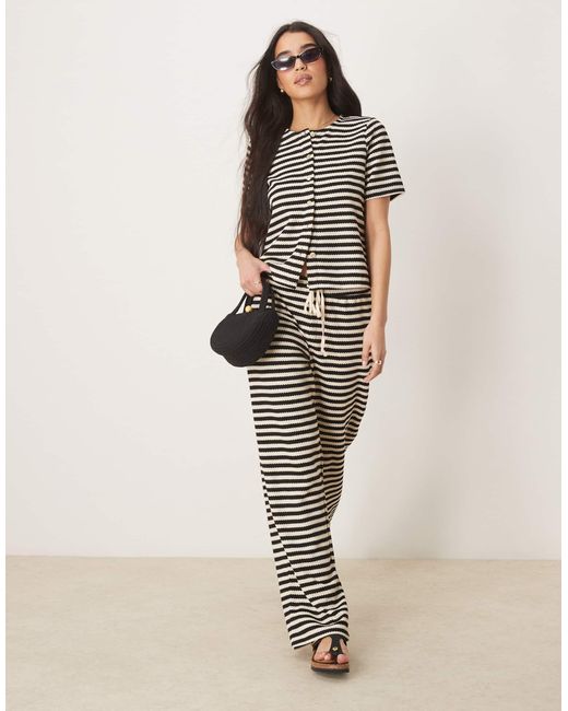 Pantalon ample d'ensemble en maille texturée à rayures - et crème Vila en coloris Natural