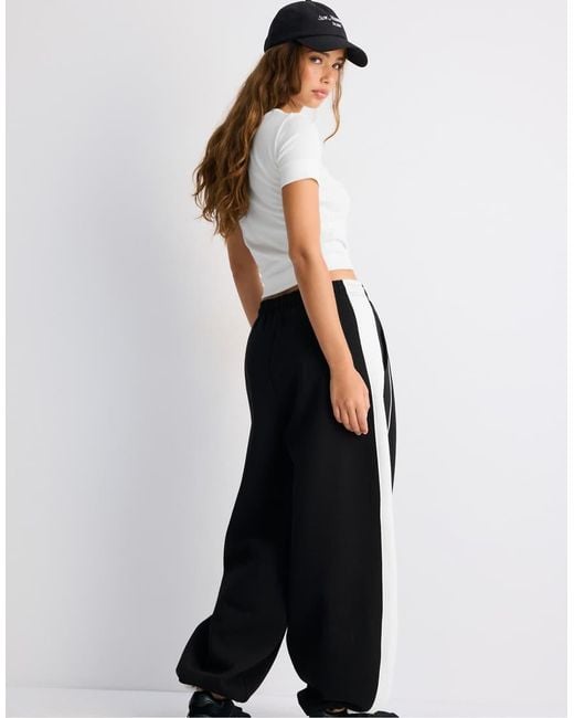 Joggers di Stradivarius in Black