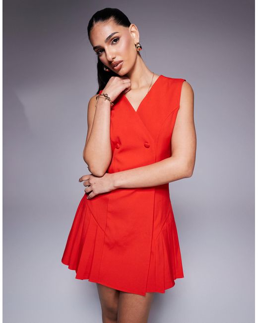 Exclusivité - - robe courte sans manches ajustée avec plis aux hanches et boutons à l'avant Kaiia en coloris Red