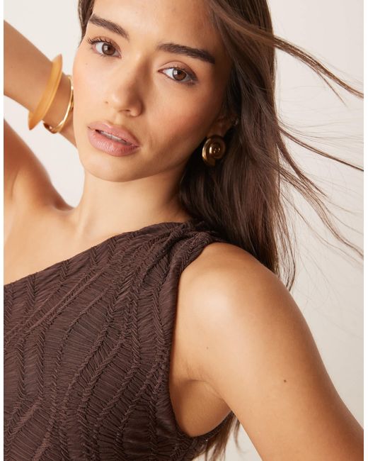 Top asymétrique en tissu texturé à ourlet asymétrique avec fronces - chocolat ASOS en coloris Brown