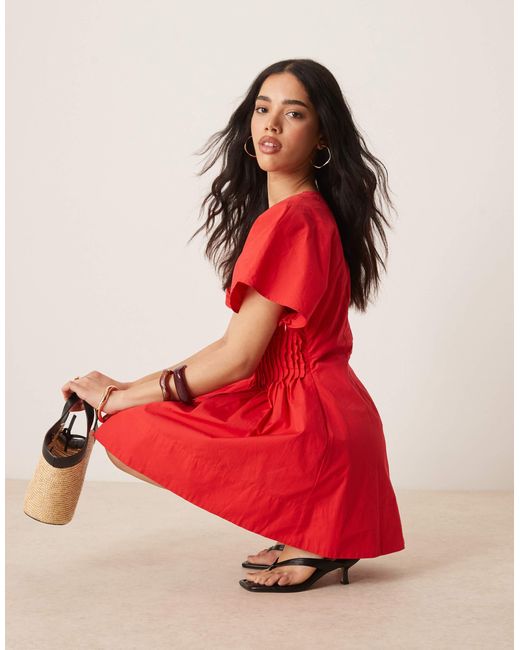 Robe courte à manches courtes et col v avec plis serrés ASOS en coloris Red