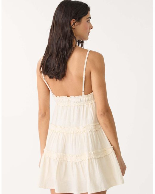 Robe étagée à bretelles et volants - écru Stradivarius en coloris Natural