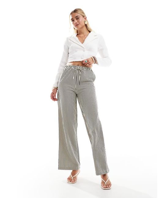 NARRATED White Cropped Blazer