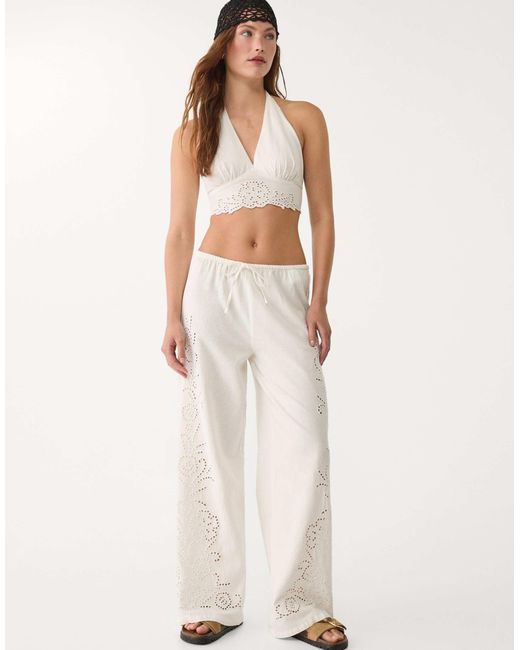 Top dos nu en lin mélangé avec broderies - écru Stradivarius en coloris White