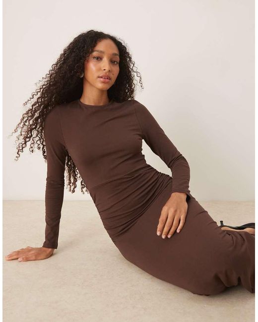 Vestito Lungo A Maniche Lunghe Color Cioccolato Con Vita Scesa E Arricciatura di ASOS in Natural