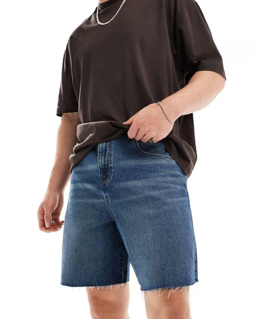 Jorts di jeans taglio standard con fondo grezzo lavaggio medio di ASOS in Black da Uomo