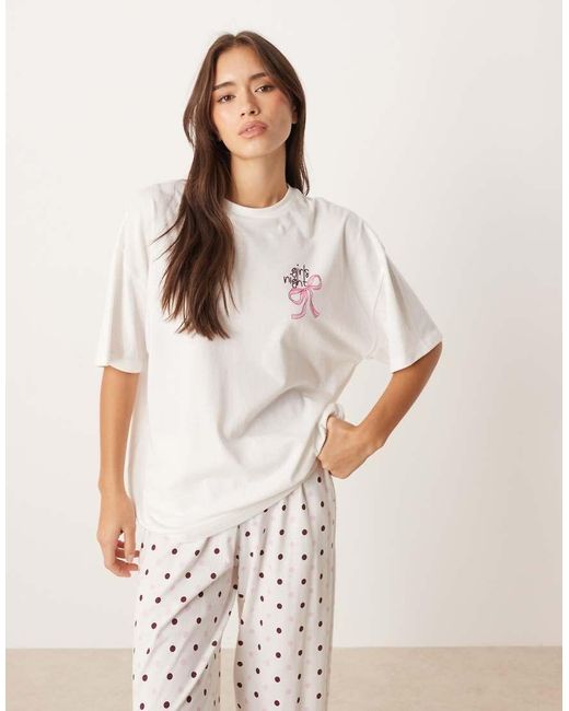 Pigiama Con Grafica "Girls Night" Composto Da T-Shirt Oversize E Pantaloni di ASOS in Natural
