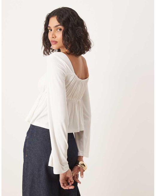 Top Stile Babydoll Color Avorio Con Maniche Svasate di ASOS in White