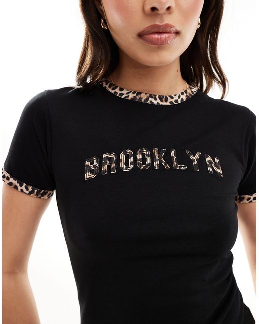 T-shirt court à bords contrastants et motif brooklyn léopard ASOS en coloris Black
