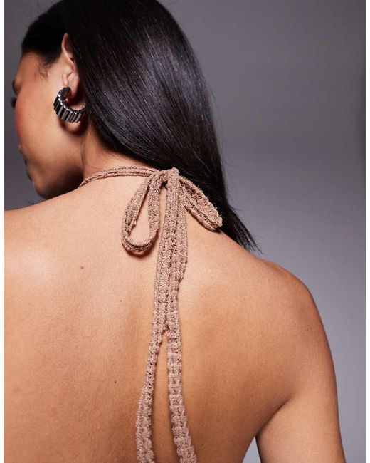 Top Con Cuello Halter Y Bajo De Pico De Croché Texturizado De -Neutro ASOS de color Gray