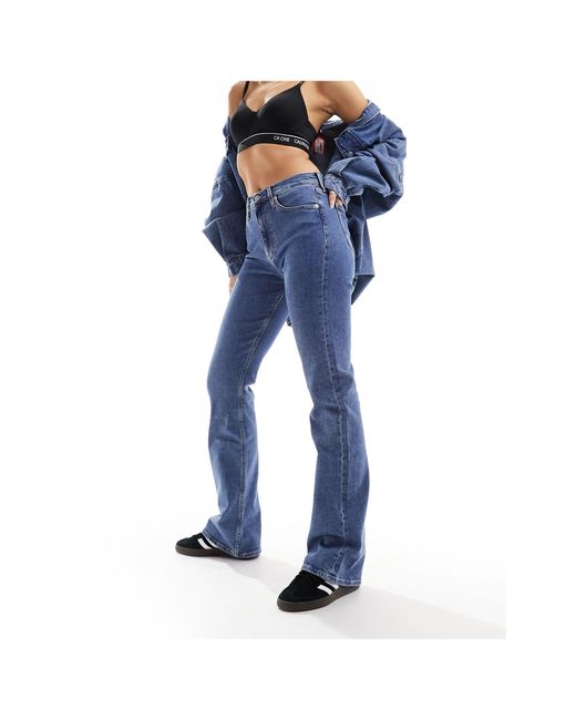 Jeans bootcut authentic lavaggio medio di Calvin Klein in Blue