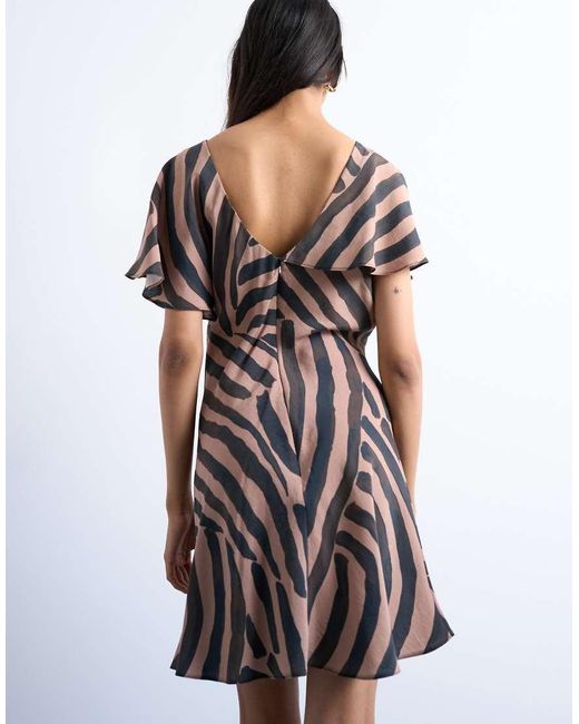 Vestito Corto Asimmetrico Con Volant Color Cioccolato A Righe Con Motivo Astratto di TOPSHOP in White