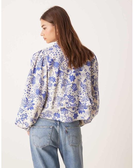 Top Con Stampa A Fiori Cachemire Blu E Bianca Con Volant E Laccio Sul Davanti di Y.A.S in Blue