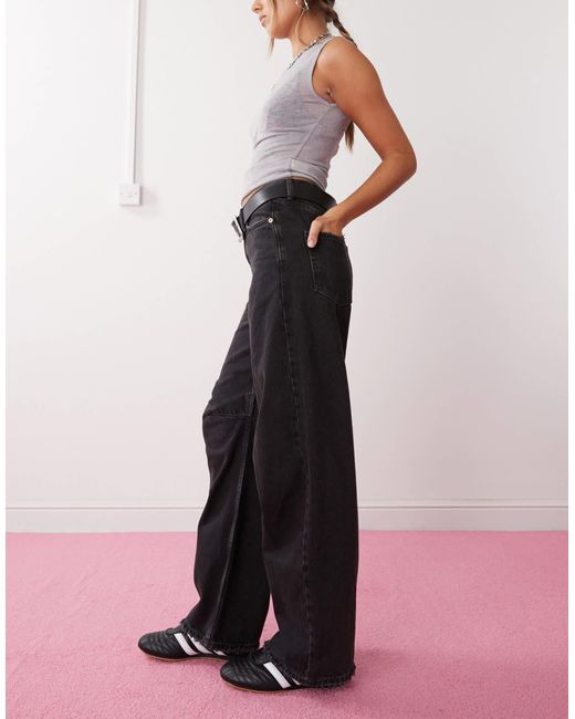 Oblique - jean bouffant à taille basse avec coupe en v et détails effet usé - délavé Weekday en coloris Pink