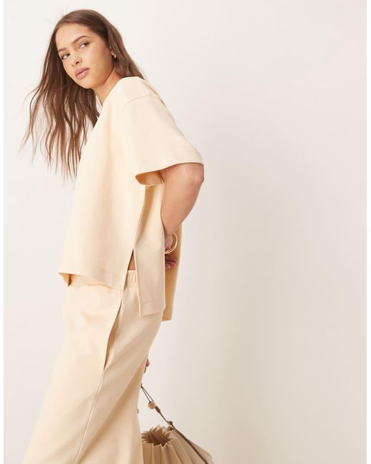 ASOS T-Shirt Met Split Aan De Zijkant En Interlock-Naden in het Natural
