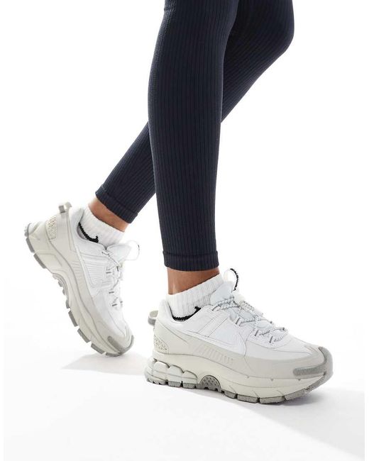 Zapatillas De Deporte Blancas Y Grises Zoom Vomero 5 Roam De Nike de color White
