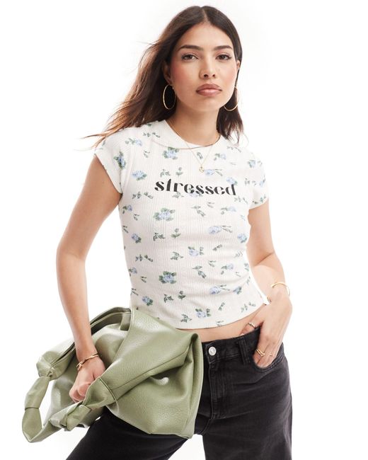 T-shirt effet rétréci en maille pointelle avec motif fleuri et inscription « stressed » ASOS en coloris White