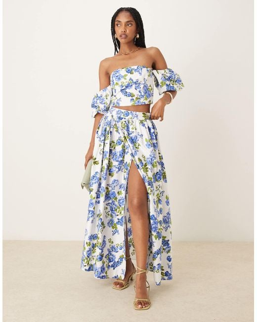 Top d'ensemble à fleurs avec épaules dénudées et manches volumineuses - et blanc Y.A.S en coloris Blue