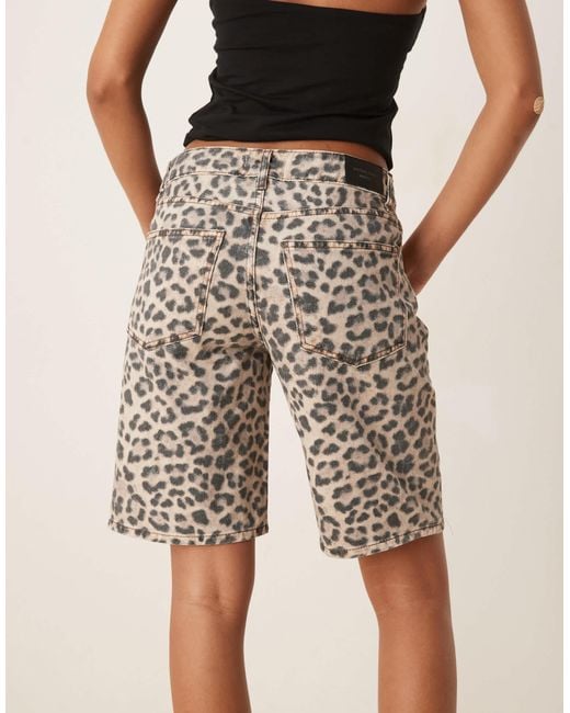 Gina Tricot Natural – denim-jorts mit leopardenmuster