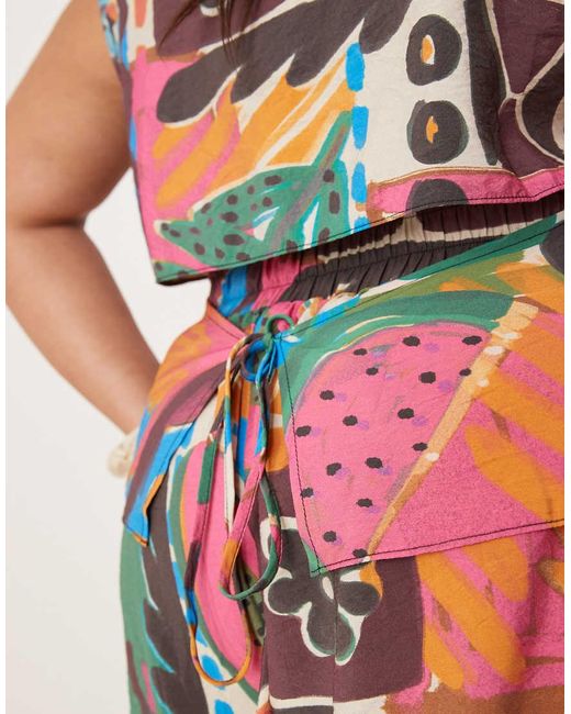 Top Elegante Con Estampado Carnavalesco Y Abertura En La Espalda Con Lazada De Curve (Parte De Un Conjunto) ASOS de color Red
