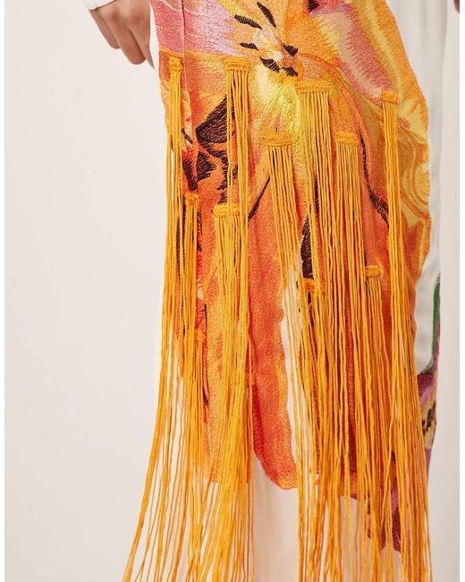 Vestito Lungo Ricamato A Fiori Con Maniche Lunghe, Schiena Scoperta E Frange di ARRANGE in Pink