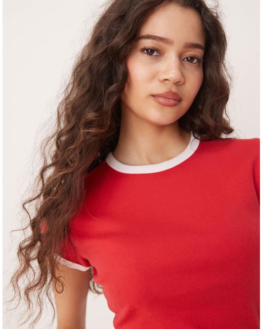 Abercrombie & Fitch Red – geripptes t-shirt
