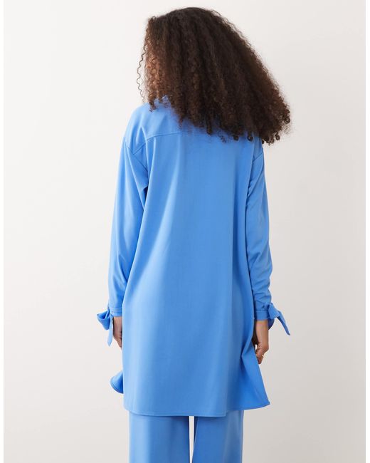 Chemise d'ensemble longue à détail boutonné Iyal en coloris Blue